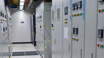 NTT memiliki koneksi internasional JKT-IX, sehingga memungkinkan pengguna melakukan peering service. Ada direct connection ke gerbang internet internasional yang ada di Jakarta 2 dengan latensi kurang dari 1ms. Foto: (dok NTT JKT3 Data Center)