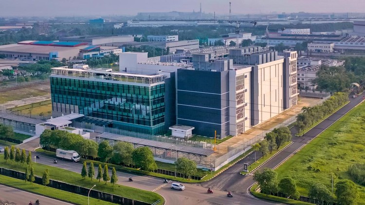 NTT Jakarta 3 Data Center NTT Jakarta 3 Data Center yang diklaim terbesar di Indonesia dengan kapasitas 45 megawatt.
