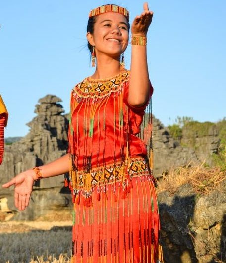 Pakaian adat Sulawesi Selatan.