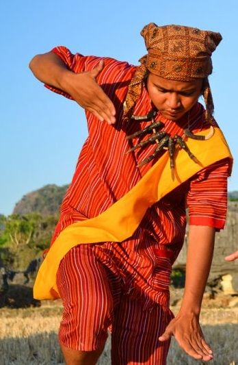 Pakaian adat Sulawesi Selatan.