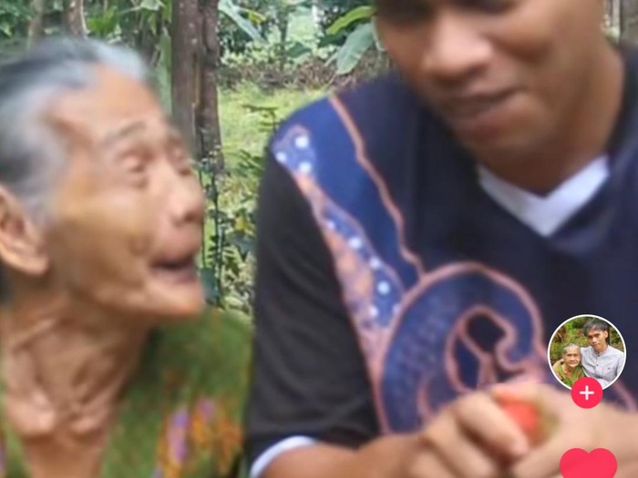 Pamer Kemesraan Saat Makan Bersama Nenek