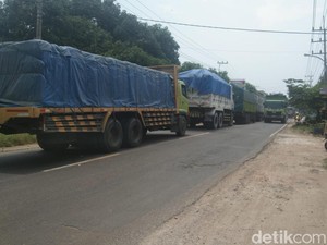 Sambat Sopir Truk di Tengah Kemacetan Saat Jembatan Balun Lamongan Ambles