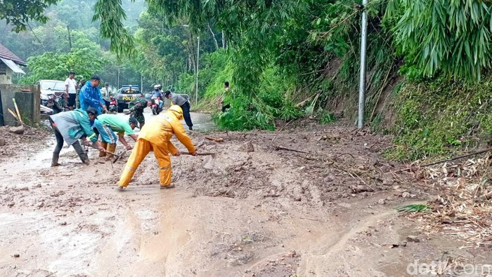 Pembersihan longsor di Jalur Pacet-Trawas di Mojokerto.