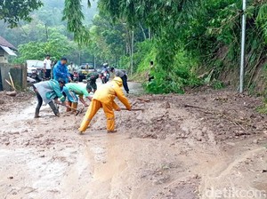 Jalur Pacet-Trawas Mojokerto kembali Tertimbun Longsor