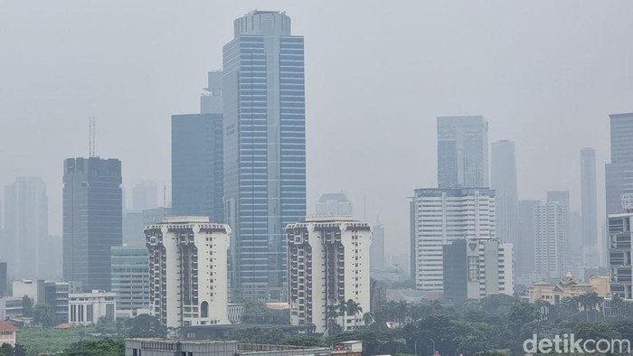 Penampakan langit Jakarta Selatan siang ini