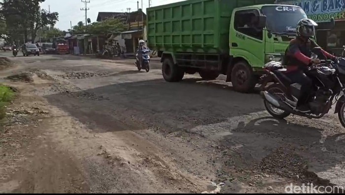 Penampakan ruas jalan Blora-Grobogan berlubang, dan bergelombang. Ruas jalan ini bakal diusulkan jadi jalan nasional.