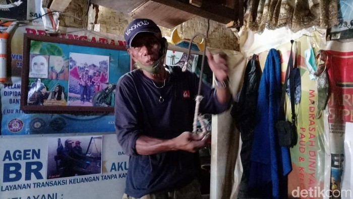 Pencari harta karun di Pantai Pangandaran, Yanto di kediamannya