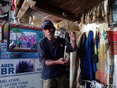 Pencari harta karun di Pantai Pangandaran, Yanto di kediamannya