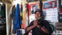 Alat yang digunakan Ahmad cukup sederhana, menggunakan alat detektor pendeteksi logam ataupun besi yang terkubur. Berjalan sepanjang pantai Pangandaran, Ahmad bekerja tidak sendiri.