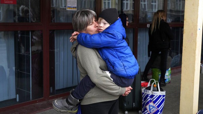 Pengungsi Ukraina Mulai Pulang ke Negaranya Refugees wait to travel back to Ukraine from the train station in Przemysl, southeastern Poland, on Wednesday, March 30, 2022. Following Russia's announcement that troops might be withdrawn from various parts of Ukraine, many Ukrainian refugees are returning to their the country. (AP Photo/Sergei Grits)