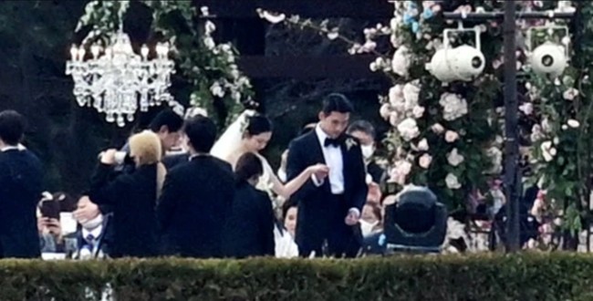 Ada momen haru di mana ayah Son Ye Jin menyerahkan tangan putrinya kepada Hyun Bin. Sang aktris pun tak kuasa membendung air matanya saat Hyun Bin mengucapkan janji suci di hadapan para tamu undangan. Foto: dok. Instagram @crashlandingonyou