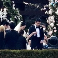 Ada momen haru di mana ayah Son Ye Jin menyerahkan tangan putrinya kepada Hyun Bin. Sang aktris pun tak kuasa membendung air matanya saat Hyun Bin mengucapkan janji suci di hadapan para tamu undangan. Foto: dok. Instagram @crashlandingonyou
