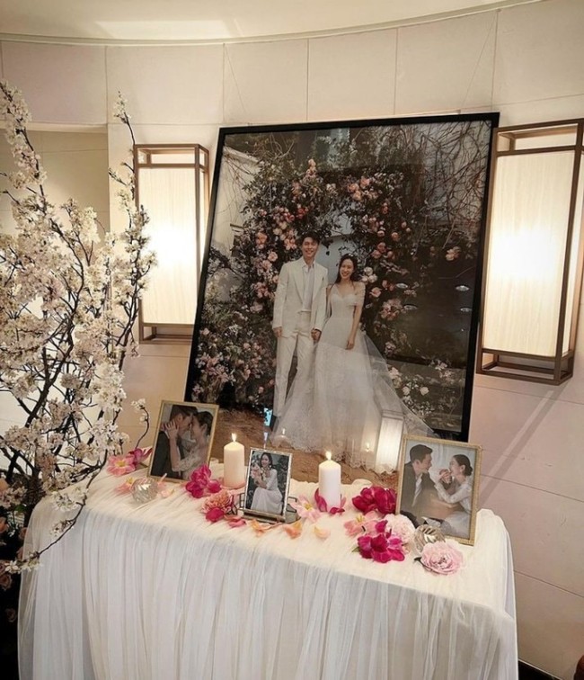 Beredar pula foto dekorasi yang ada di salah satu sudut lokasi pernikahan mereka. Terlihat foto pre wedding lain yang menampilkan Son Ye Jin memakai gaun koleksi Valentino. Foto: dok. Instagram @crashlandingonyou