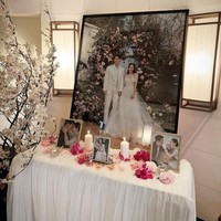 Beredar pula foto dekorasi yang ada di salah satu sudut lokasi pernikahan mereka. Terlihat foto pre wedding lain yang menampilkan Son Ye Jin memakai gaun koleksi Valentino. Foto: dok. Instagram @crashlandingonyou