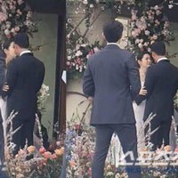 Sang aktris pun mendaratkan ciuman mesra setelah keduanya diumumkan sebagai pasangan suami istri. Foto: dok. Instagram @crashlandingonyou