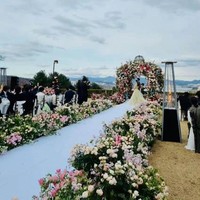 Acara pernikahan Hyun Bin dan Son Ye Jin dimulai pukul 16.00 KST atau 14.00 WIB. Mempelai wanita terlihat mengganti busananya dengan gaun berwarna kuning. Foto: dok. Instagram @crashlandingonyou