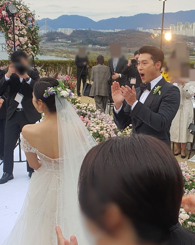 Aura bahagia terpancar dari Hyun Bin sebelum keduanya melempar karangan bunga. Sahabat Son Ye Jin, Gong Hyo Jin dikabarkan menangkap karangan bunga tersebut. Foto: dok. Instagram @crashlandingonyou