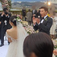 Aura bahagia terpancar dari Hyun Bin sebelum keduanya melempar karangan bunga. Sahabat Son Ye Jin, Gong Hyo Jin dikabarkan menangkap karangan bunga tersebut. Foto: dok. Instagram @crashlandingonyou