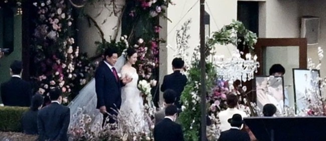 Aston House yang berlatar Gunung Acha dipilih menjadi lokasi pernikahan. Sang aktris diantar ayahnya menuju altar dengan iringan lagu Can’t Help Falling In Love yang dipopulerkan Kina Grannis. Foto: dok. Instagram @crashlandingonyou