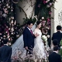 Aston House yang berlatar Gunung Acha dipilih menjadi lokasi pernikahan. Sang aktris diantar ayahnya menuju altar dengan iringan lagu Can’t Help Falling In Love yang dipopulerkan Kina Grannis. Foto: dok. Instagram @crashlandingonyou