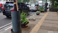 Selain itu, ada bagian dari tiang lampu taman yang hilang.