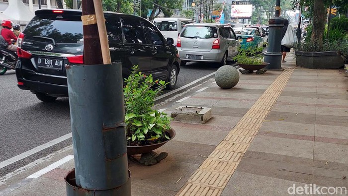 Sejumlah tiang lampu taman yang ada di Jalan Merdeka, Kota Bandung rusak. Begini kondisinya.
