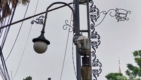 Pantauan detikJabar, Kamis (31/3/2022) ada sekitar 4-5 tiang lampu rusak dan belum diperbaiki.