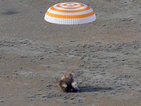Astronot NASA Mark Vande Hei mendarat di Kazakhstan usai melakukan perjalanan ke luar angkasa. Tak sendiri, ia pulang ke bumi bersama dua kosmonot Rusia.
