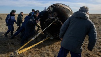 Zona pendaratan itu terletak sekitar 400 kilometer sebelah timur laut fasilitas peluncuran luar angkasa Rusia di Kosmodrom Baikonur di Kazakhstan. NASA/Bill Ingalls/Handout via REUTERS. 
