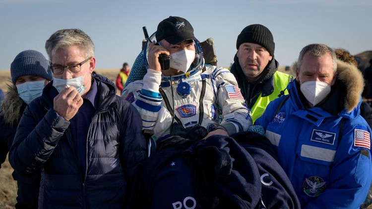Pulang Bareng ke Bumi, Astronot AS-Rusia Mendarat di Kazakhstan Astronot NASA Mark Vande Hei mendarat di Kazakhstan usai melakukan perjalanan ke luar angkasa. Tak sendiri, ia pulang ke bumi bersama dua kosmonot Rusia.