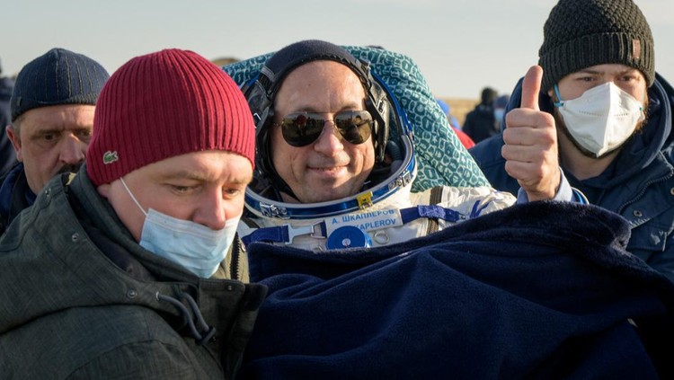 Astronot NASA Mark Vande Hei mendarat di Kazakhstan usai melakukan perjalanan ke luar angkasa. Tak sendiri, ia pulang ke bumi bersama dua kosmonot Rusia.