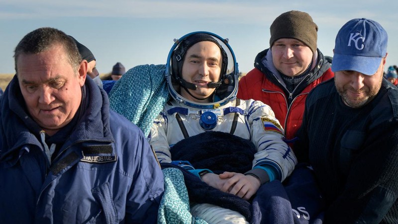 Astronot NASA Mark Vande Hei mendarat di Kazakhstan usai melakukan perjalanan ke luar angkasa. Tak sendiri, ia pulang ke bumi bersama dua kosmonot Rusia.