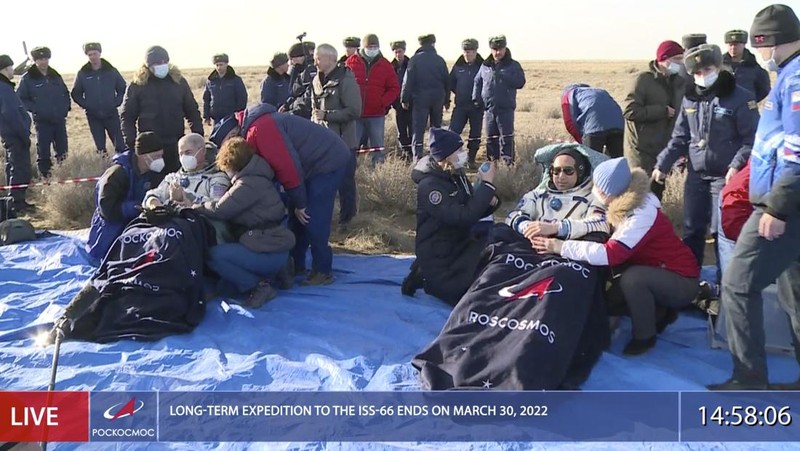 Astronot NASA Mark Vande Hei mendarat di Kazakhstan usai melakukan perjalanan ke luar angkasa. Tak sendiri, ia pulang ke bumi bersama dua kosmonot Rusia.