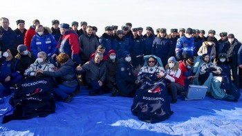Dalam foto yang dirilis oleh Roscosmos Space Agency, astronot NASA Mark Vande Hei (kiri), tiba di bumi bersama kosmonot Rusia Anton Shkaplerov (tengah), dan Pyotr Dubrov, Kazakhstan, Rabu (30/3/2022) waktu setempat. Irina Spektor, Roscosmos Space Agency via AP.