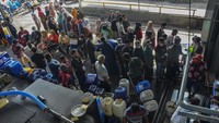 Selain pembelian yang dibatasai, pembeli juga harus memperlihatkan NPWP, KTP, KK dan formulir pendaftaran bermaterai. 