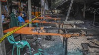 Pedagang melihat kondisi puing-puing kios pascakebakaran di kawasan Monas, Jakarta, Kamis (31/3/2022).