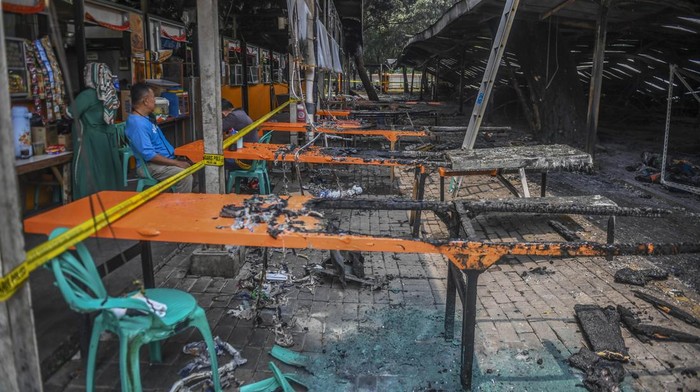 Ratusan Kios Lenggang Jakarta di Monas Ludes Terbakar Pedagang melihat kondisi puing-puing kios pascakebakaran di kawasan Monas, Jakarta, Kamis (31/3/2022). Sebanyak 172 kios lenggang Jakarta terbakar diduga akibat korsleting listrik dengan kerugian diperkirakan mencapai Rp1,2 miliar. ANTARA FOTO/Galih Pradipta/tom.