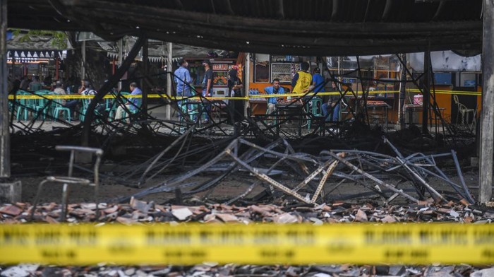 Pedagang melihat kondisi puing-puing kios pascakebakaran di kawasan Monas, Jakarta, Kamis (31/3/2022). Sebanyak 172 kios lenggang Jakarta terbakar diduga akibat korsleting listrik dengan kerugian diperkirakan mencapai Rp1,2 miliar. ANTARA FOTO/Galih Pradipta/tom.