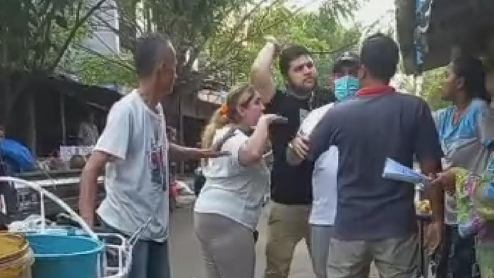Rekaman video bule bertengkar dengan pedagang di Pasuruan