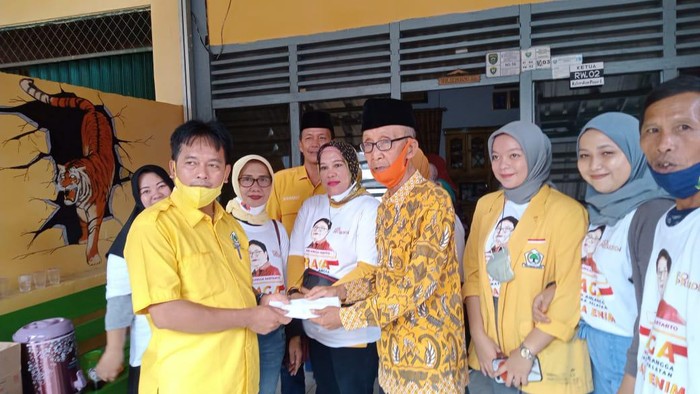 Relawan Airlangga Hartarto terus bergerak merapat ke masyarakat. Kali ini para relawan turut ikut membantu korban kebakaran di Muara Enim, Sumatera Selatan. (Dok. Istimewa)
