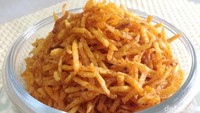 Kentang Mustofa, makanan Indonesia yang terbuat dari kentang goreng tipis dan renyah. Makanan ini dianggap memiliki nama yang aneh oleh netizen Twitter @akidoverseas. Konon, nama kentang mustofa ini dicetuskan oleh Ir. Soekarno lho! Foto: Detikfood