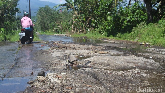 Ruas jalan di Kelurahan Sukur, Kecamatan Airmadidi, Minahasa Utara rusak parah karena sudah 4 tahun tak diperbaiki (detikcom/Trisno Mais)