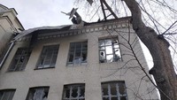 Dampak kerusakan terlihat di Perpustakaan Ilmiah Universal Regional Korelenko Chernihiv. (AP Photo/Vladislav Savenok).  