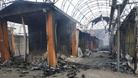 Pusat pasar di Chernihiv turut hancur akibat serangan Rusia.  Serangan itu dilaporkan terjadi beberapa jam setelah Rusia berjanji mengurangi aktivitas militer di kawasan Ukraina. (AP Photo/Vladislav Savenok).