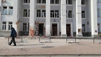 Gedung kantor pos pusat Chernihiv, Ukraina tak luput dari serangan Rusia, Rabu (30/3/2022). Zelensky menyebut tak ada satupun ungkapan yang indah. Dia mengatakan Rusia justru menambah pasukan untuk menyerang wilayah Donbass. Zelensky menegaskan pihaknya tak akan memberikan apapun kepada Rusia. Dia berjanji akan terus berjuang. (AP Photo).