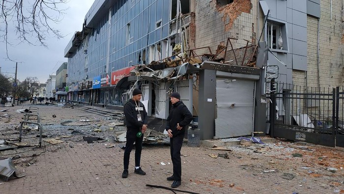 Rusia berjanji kurangi aktivitas militer di Ukraina. Namun, beberapa jam setelahnya Rusia dilaporkan melancarkan serangan baru ke kawasan Chernihiv, Ukraina.