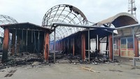 Penampakan pasar kota di kawasan Chernihiv, Ukraina, yang tampak rusak akibat serangan yang dilancarkan pada malam hari, Rabu (30/3/2022) waktu setempat. Chernihiv berada 150 km sebelah utara Ibu Kota Kyiv. (AP Photo).