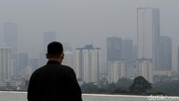 Badan Meteorologi, Klimatologi, dan Geofisika (BMKG) menjelaskan adanya fenomena langit di DKI Jakarta yang tampak berkabut merupakan akibat dari polusi seiring dengan peningkatan aktivitas kendaraan.