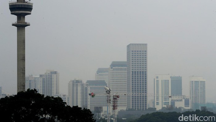 Polusi masih menjadi momok bagi kota Jakarta. Gedung-gedung pencakar langit di Jakarta pun tampak diselimuti kabut polusi. Ini penampakannya.