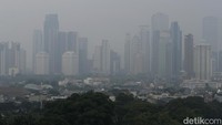 Penampakan gedung-gedung pencakar langit yang diselimuti kabut polusi, Jakarta, Kamis (31/3/2022).